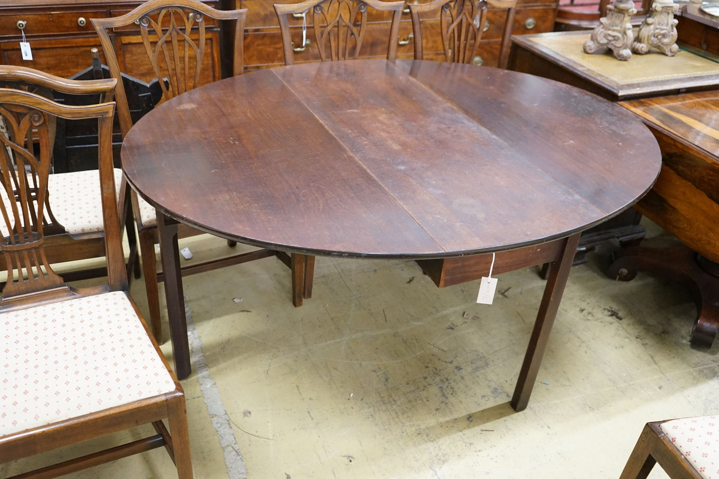 A George III oval mahogany drop leaf dining table, length 160cm extended, width 123cm, height 72cm